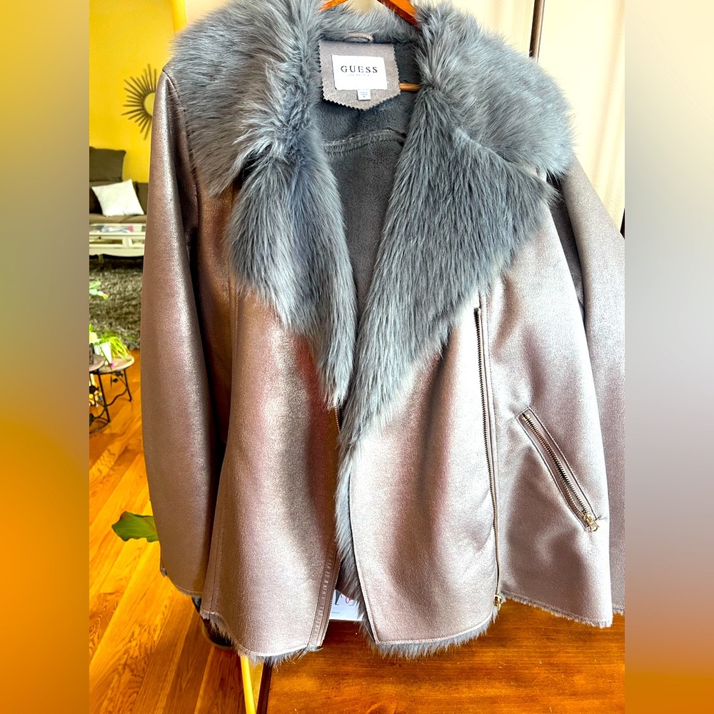 Warm and cozy!
Guess faux fur zippered coat